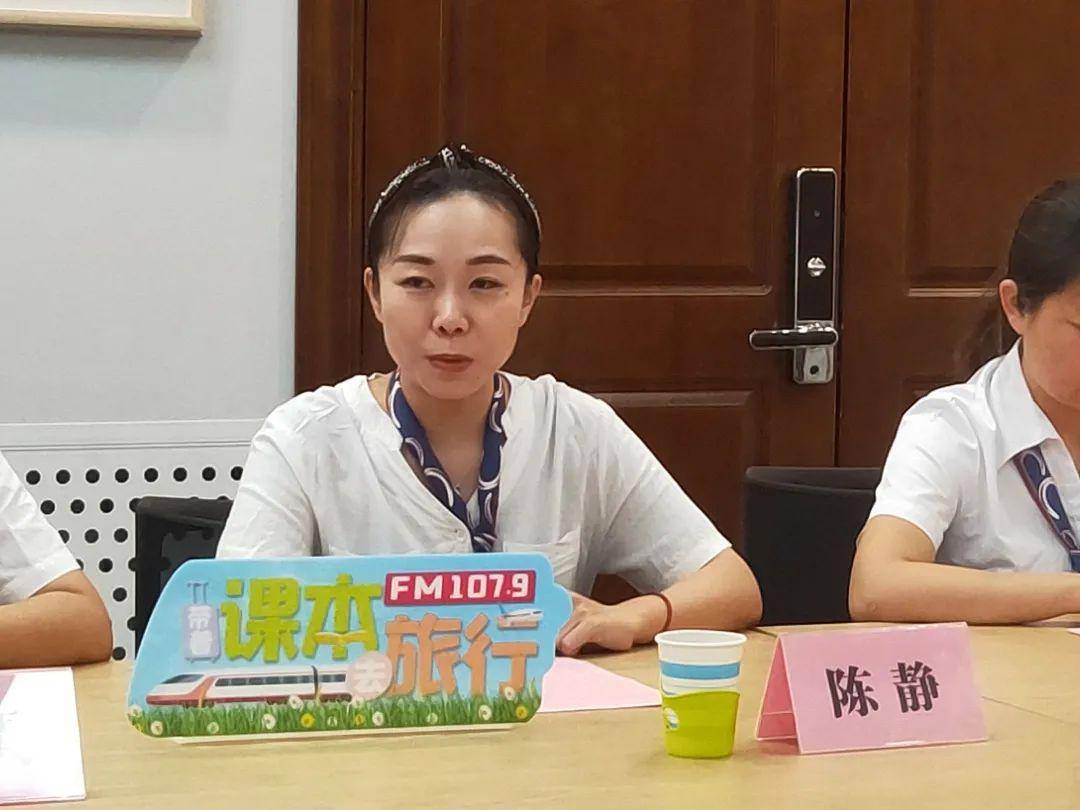 不断 现场气氛活跃学校"带着课本去旅行"实践项目负责人李佟老师介绍