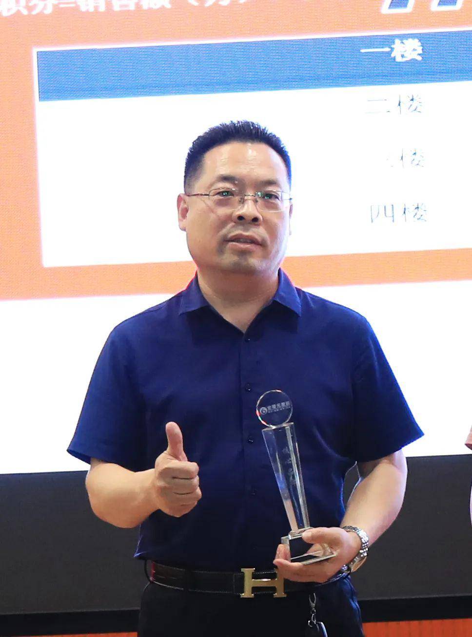 (优秀品牌代表慕思寝具负责人王庆平发言)(优秀品牌代表金凯莎家具