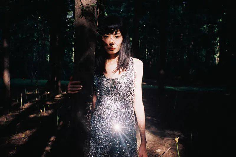 罗洋的照片中,总流露出一些温煦的气息,牵引着观众去感受真实之美.