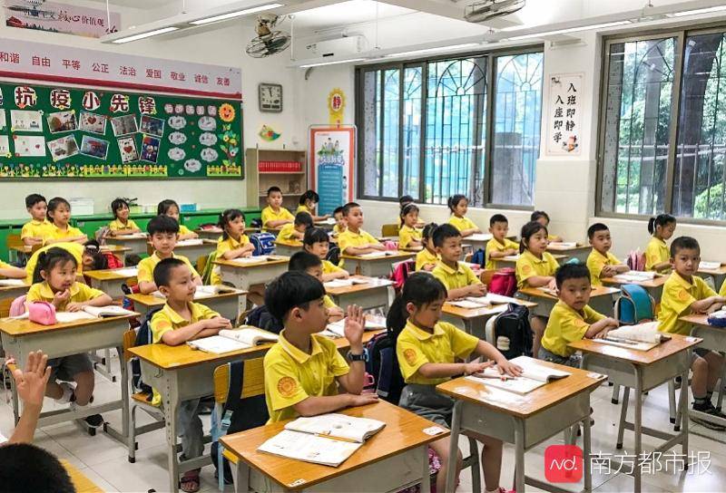 广州华康小学一年5班教室,小学生们都脱了口罩.