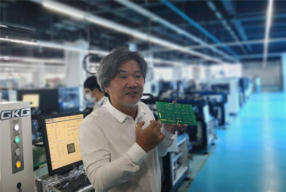 凯格精密公司董事长邱国良介绍公司产品.郑杨 摄