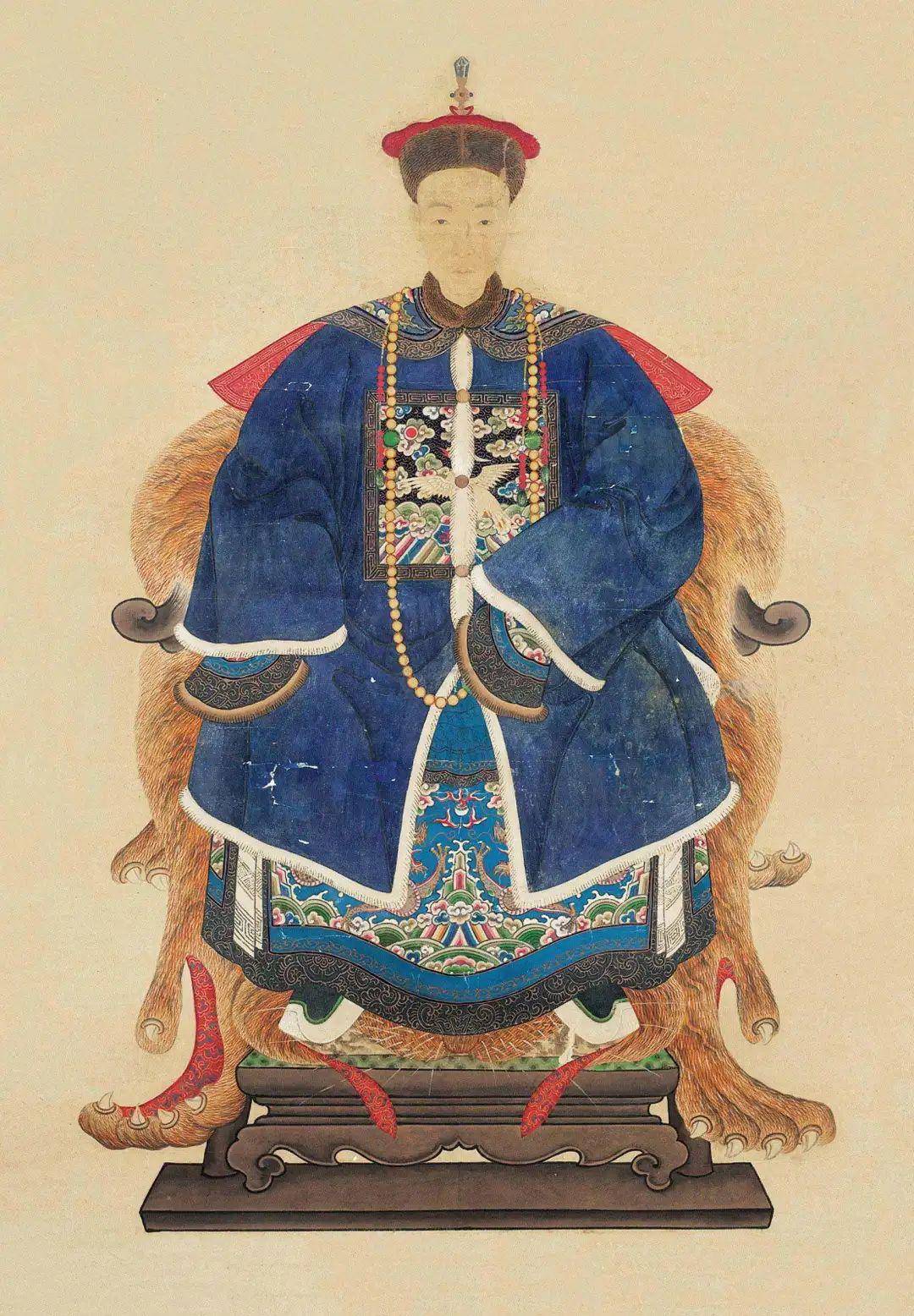 在一些清代的帝王或官员的画像中,常能见到他们佩戴朝珠
