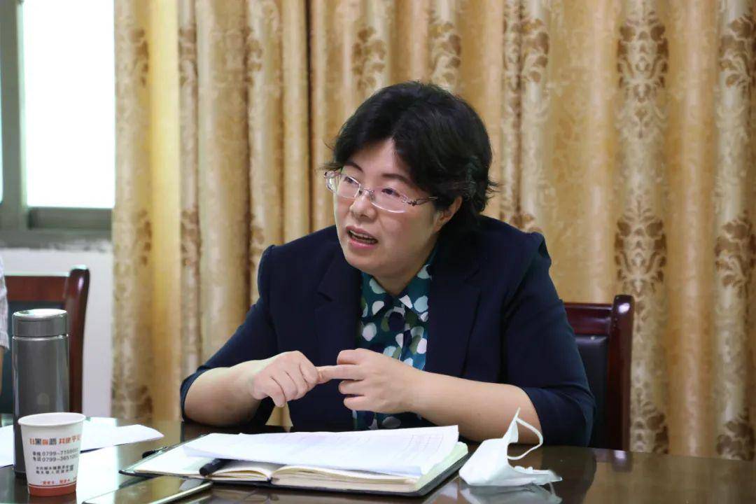 肖妮娜在桐木镇莲台村督导脱贫攻坚工作