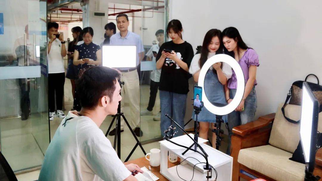 我院电子商务工作室举行首届抖音直播,产品宣讲会