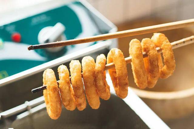 将炸好的洋葱圈串起,像不像一串铜钱哈哈哈.