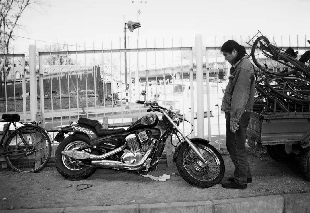 张炬在驾驶摩托车时遭遇车祸去世距其25岁生日尚有6天张炬的去世,引发