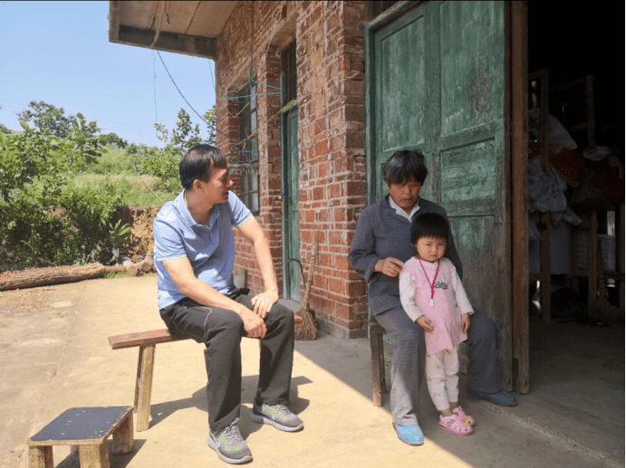 永州市委副书记,市长朱洪武走访冷水滩区麦子园村贫困户周进柏.