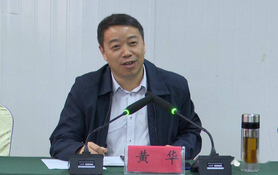仪式上,孙朝芦,龙强分别代表贵州盘江煤电集团有限责任公司,普安县