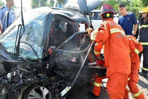 许昌一交叉路上发生一起车祸,小型电气车被撞得七零八碎!