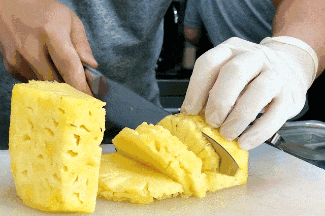 新鲜成熟的菠萝结实饱满,表面芽眼分布均匀,表皮为淡黄色或黄中略带