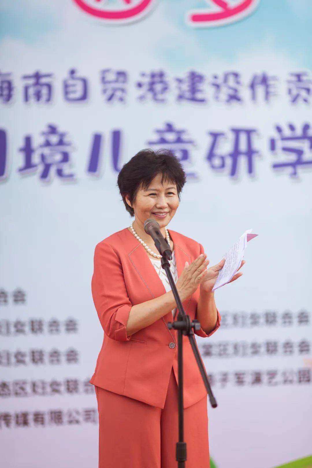 市委常委周燕华,市妇联班子成员,三亚红色娘子军演艺公园相关领导等