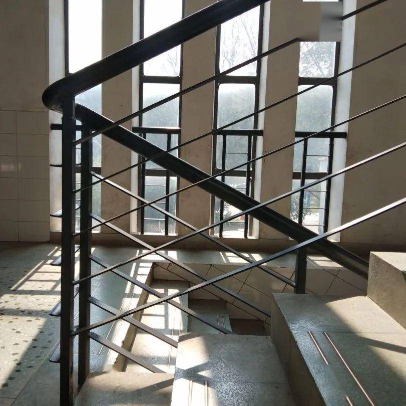 黎明时那些许光辉总是让人期待,那微光告诉我新的一天即将开始,直至