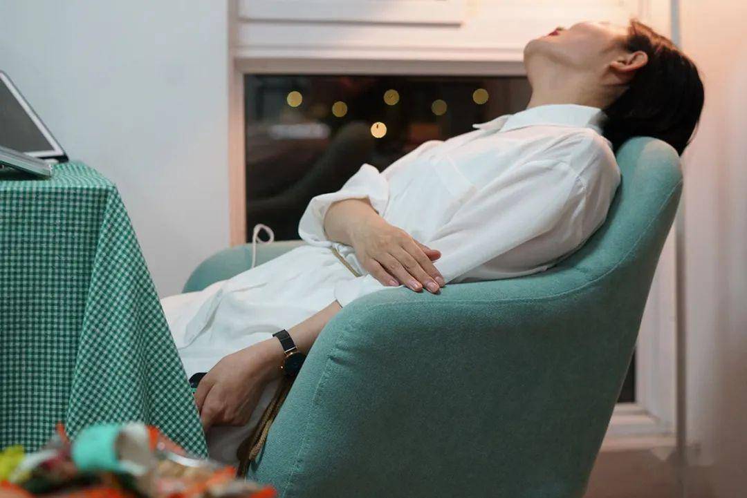 鏖战近三小时后,黄溪按下了视频窗口关闭键,累瘫在座椅上.