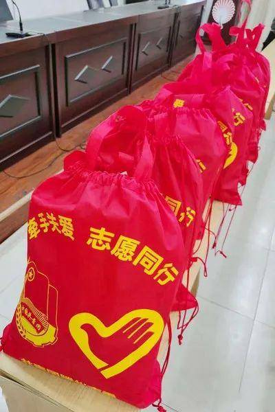 文明城市在行动龙泉街道团工委开展牵手关爱情暖童心爱心包裹发放活动