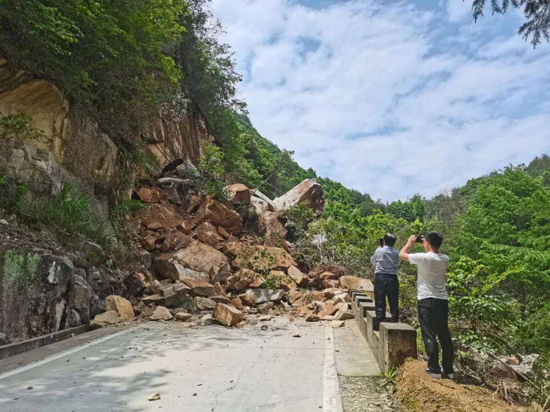 岳西这条县道突发塌方,请过往行人车辆绕行