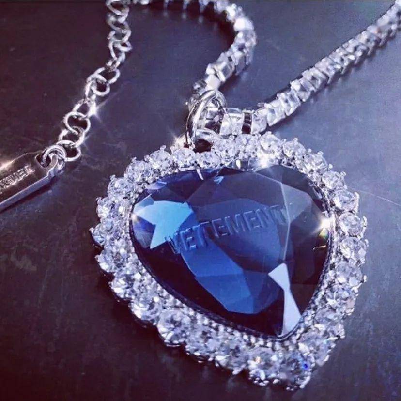 杨幂再戴海洋之心,这个版本是坦桑,蓝钻还是蓝宝?