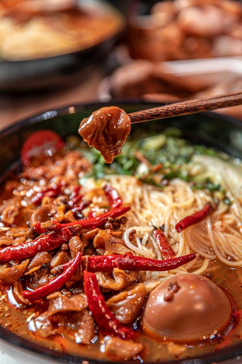 同行的两位吃货朋友是牛腩米线和肥肠米线的忠实拥趸者.