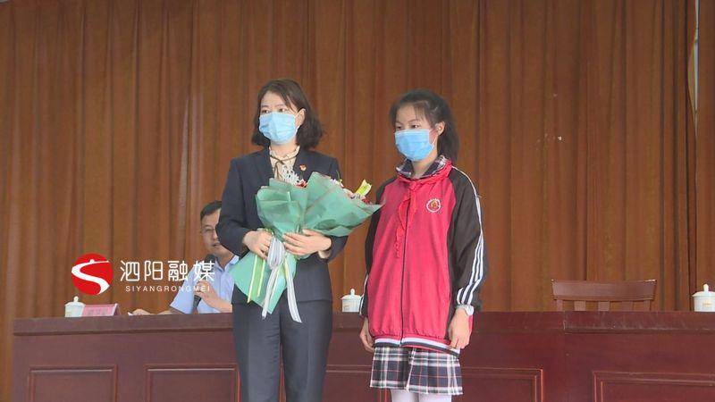 在泗阳县三庄中心小学礼堂内,近三百名师生列席而坐,共同聆听援鄂医疗