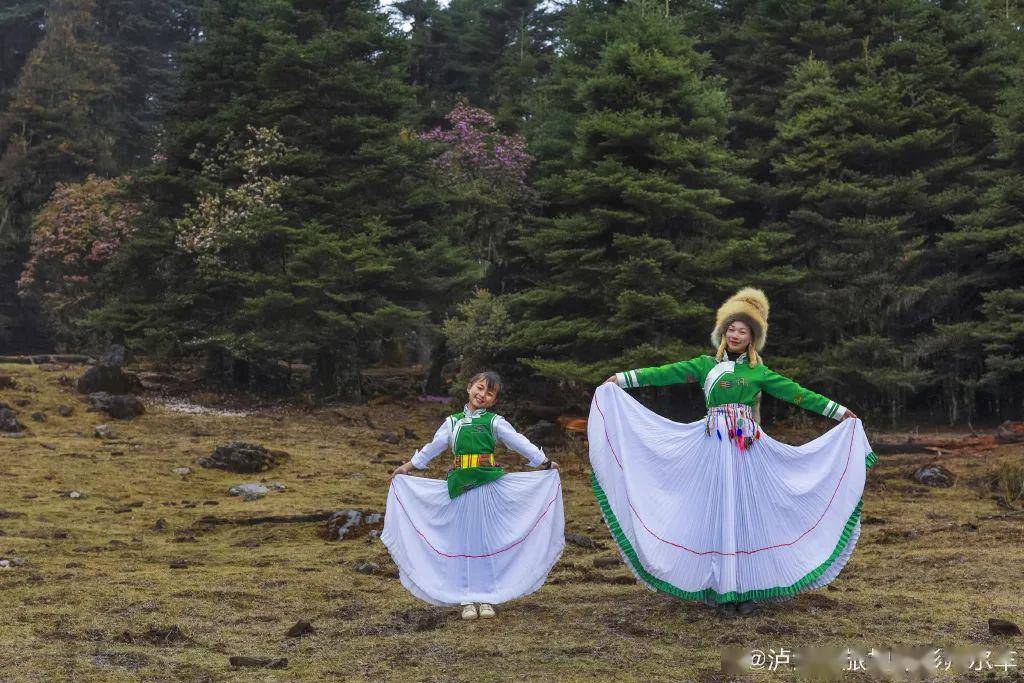 一针一线,一袭绚丽的摩梭服饰