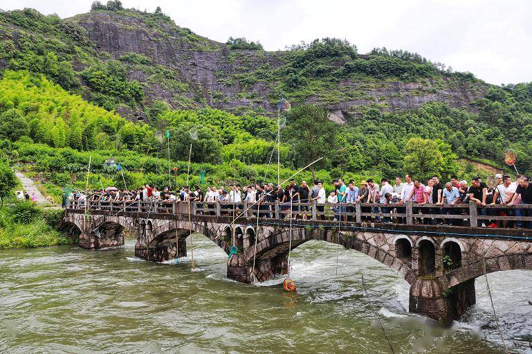 杨溪水库开闸泄洪,下游数百人都在等