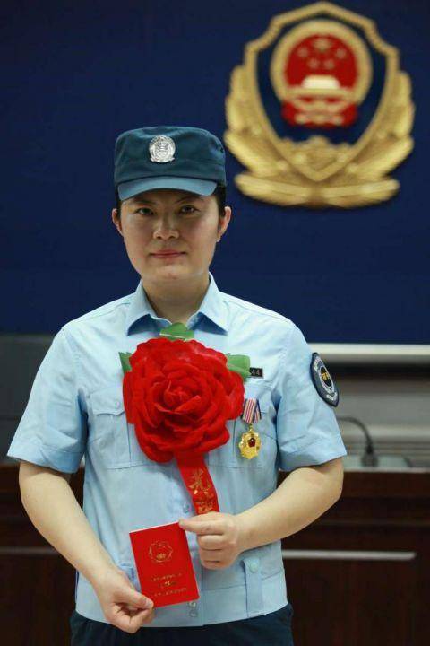 手疾眼快北京地铁内女辅警拽下轻生者