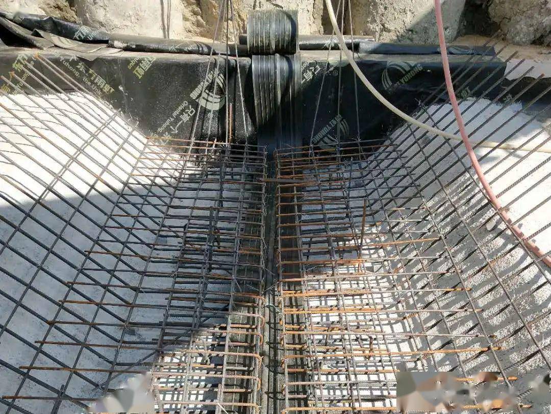 底板和侧墙后浇带设置超前止水和中埋式橡胶止水带,底板中部设置止水