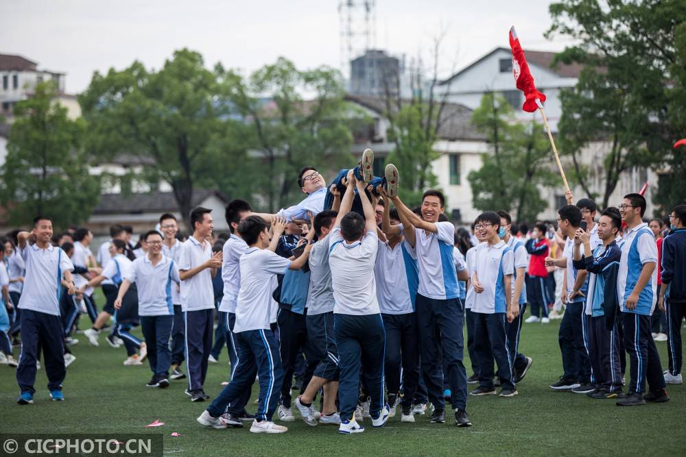 2020年6月1日,在湖南省衡阳市衡东县第一中学,高三年级的同学们托举