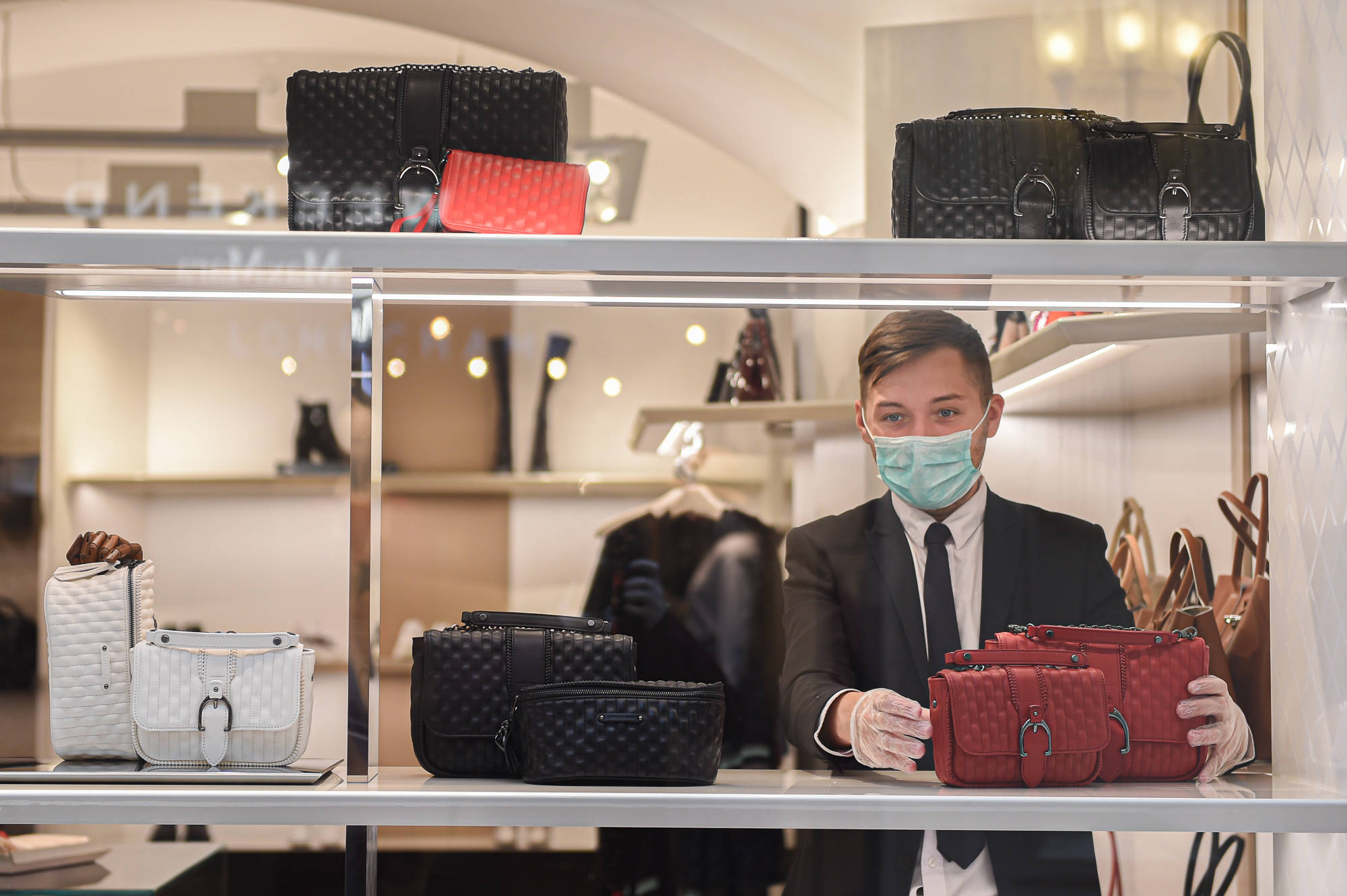 6月1日,在俄罗斯首都莫斯科,售货员在古姆百货商场工作.