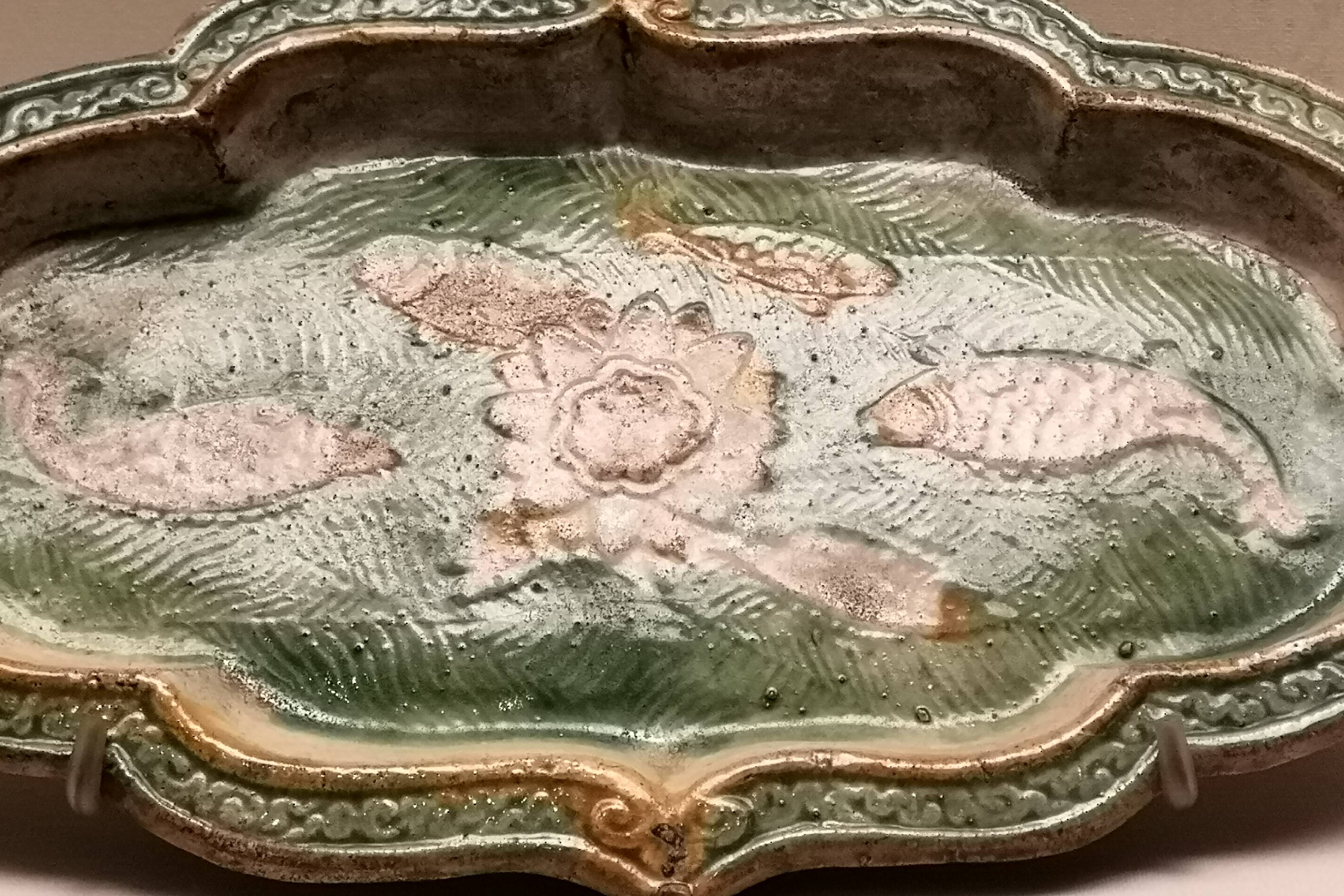 中国古代陶瓷瑰宝——辽三彩釉印花游鱼海棠式长盘,国家博物馆藏