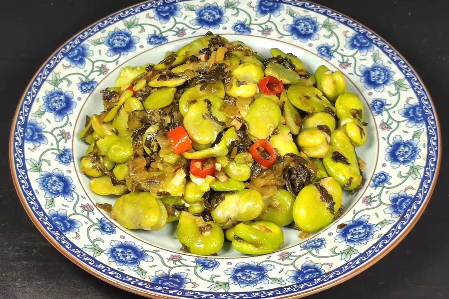 酸菜炒蚕豆的家常做法清香软糯酸辣够味简单易做吃过都说好