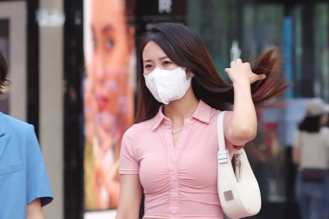 polo衫配牛仔裤美女身材比例真不错