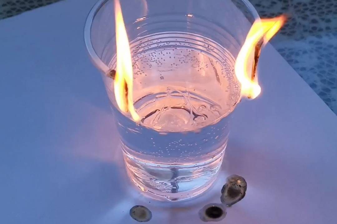 是水保护了杯子还是杯子保护了水