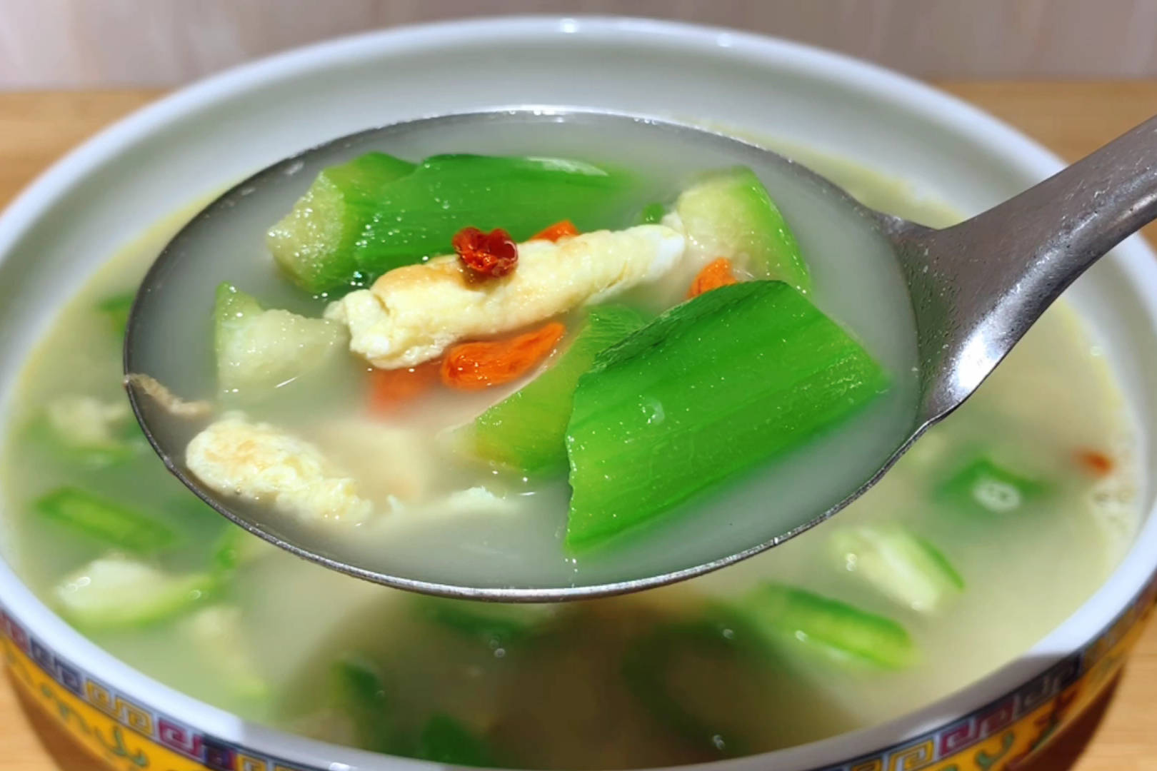 夏天一定要喝的丝瓜煎蛋汤汤鲜味美丝瓜脆爽简单好喝又营养