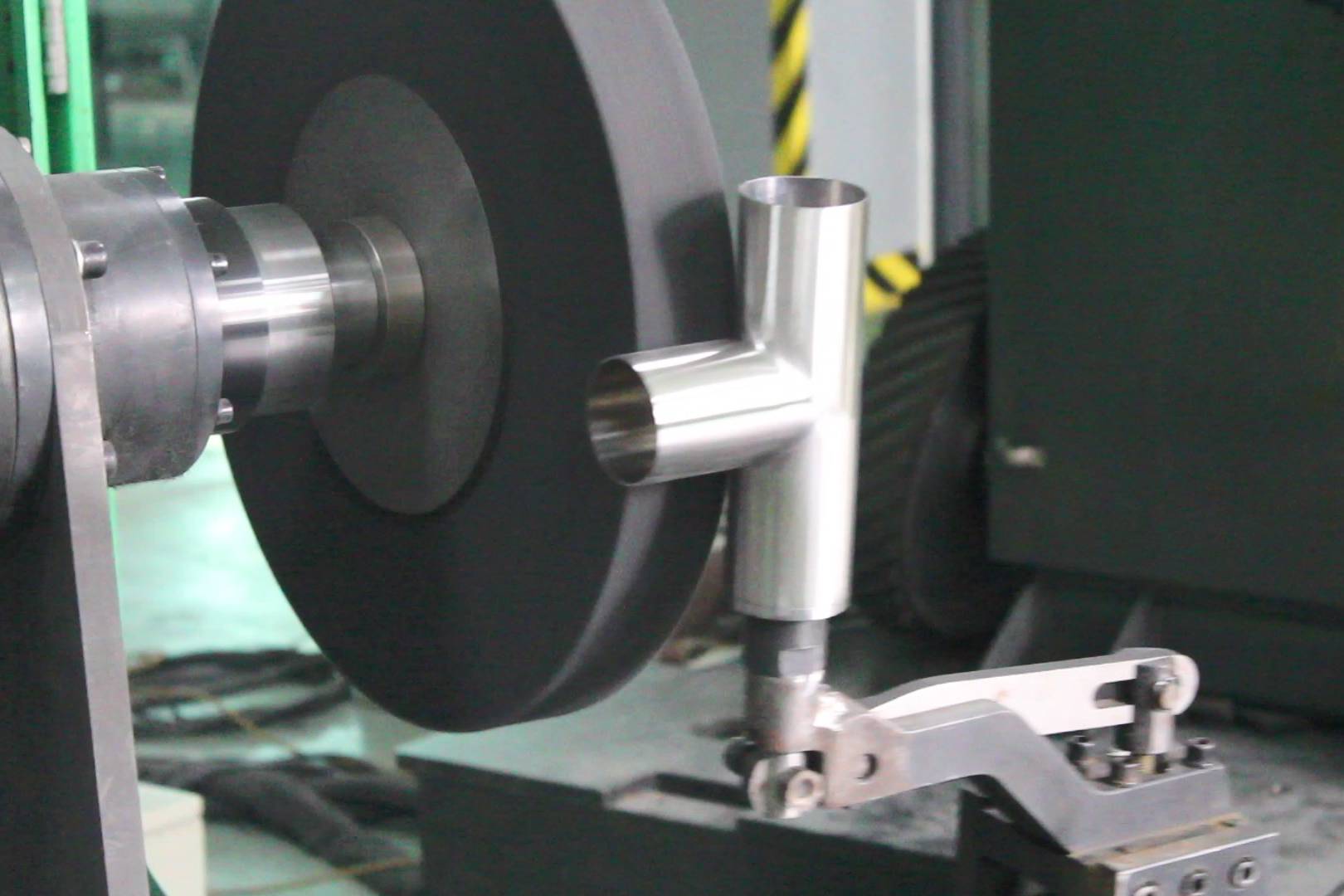 不锈钢三通管机器人打磨拉丝