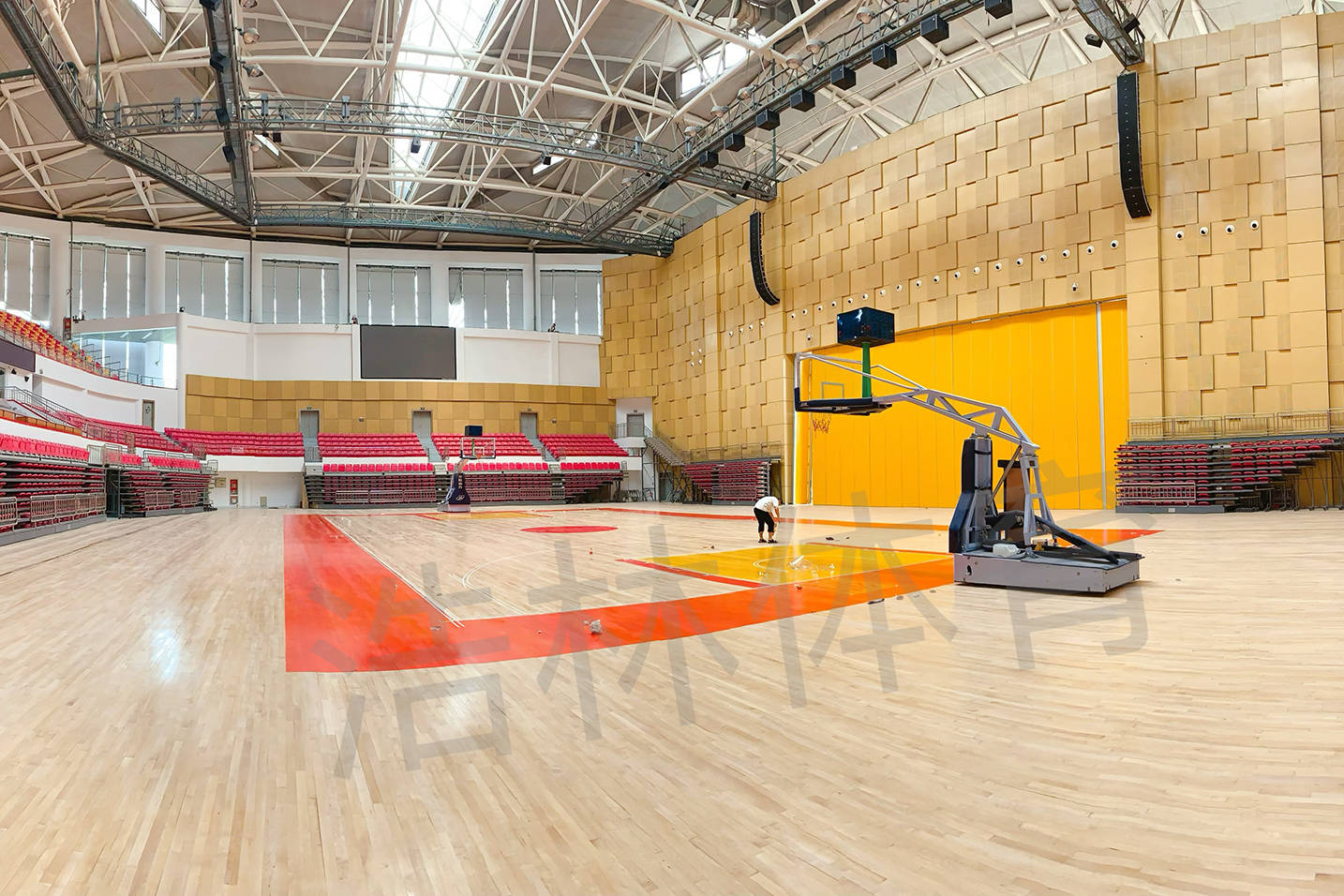 为什么羽毛球馆要铺设实木运动木地板浩林体育