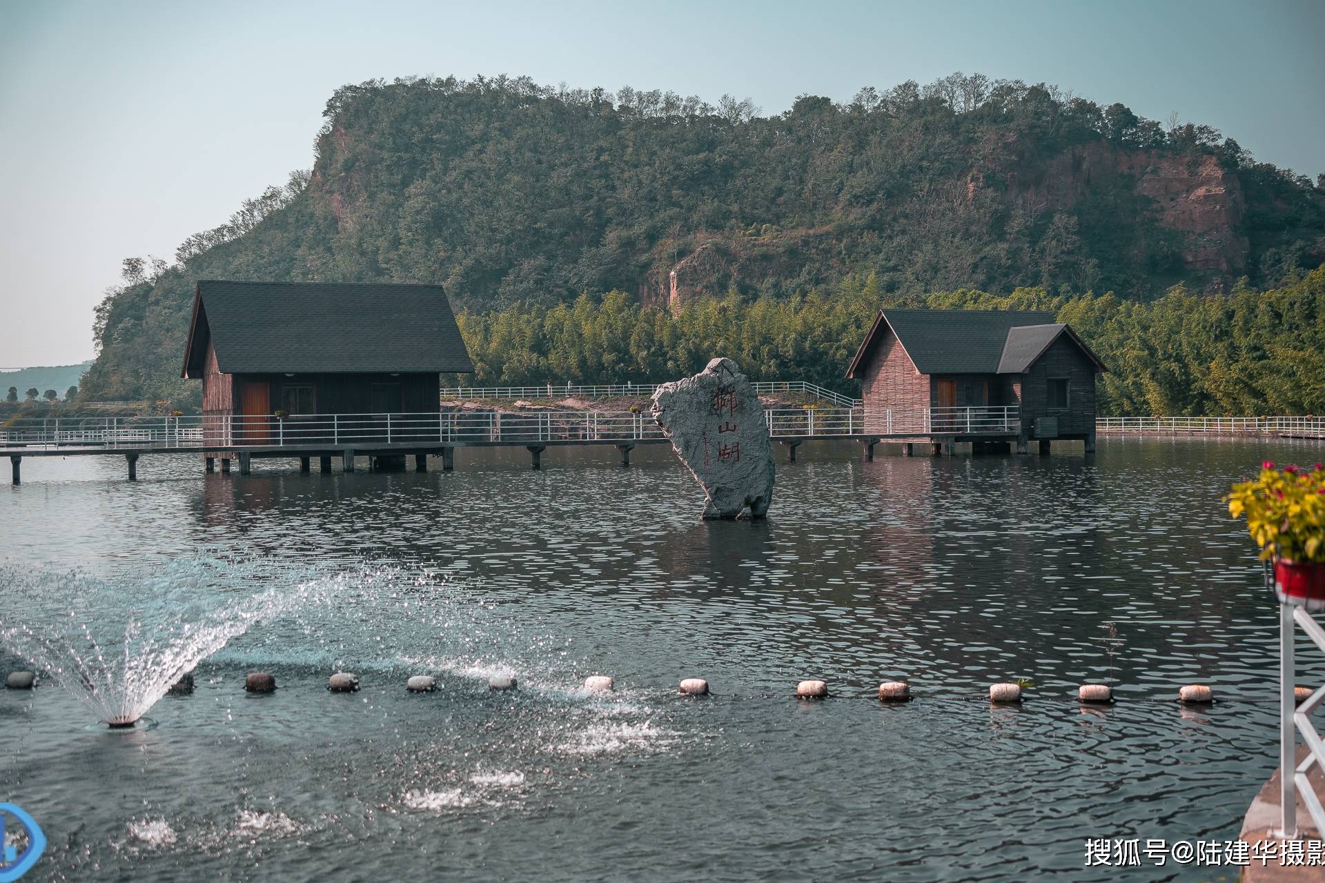 江阴南闸狮山湖湖畔的半座山犹如一头卧狮