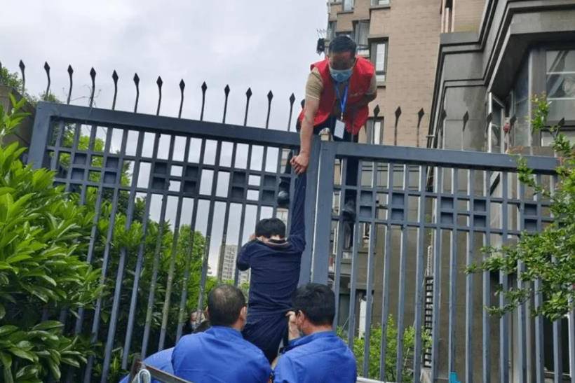 施工区域违规进入翻越围栏围墙语音报警及时制止