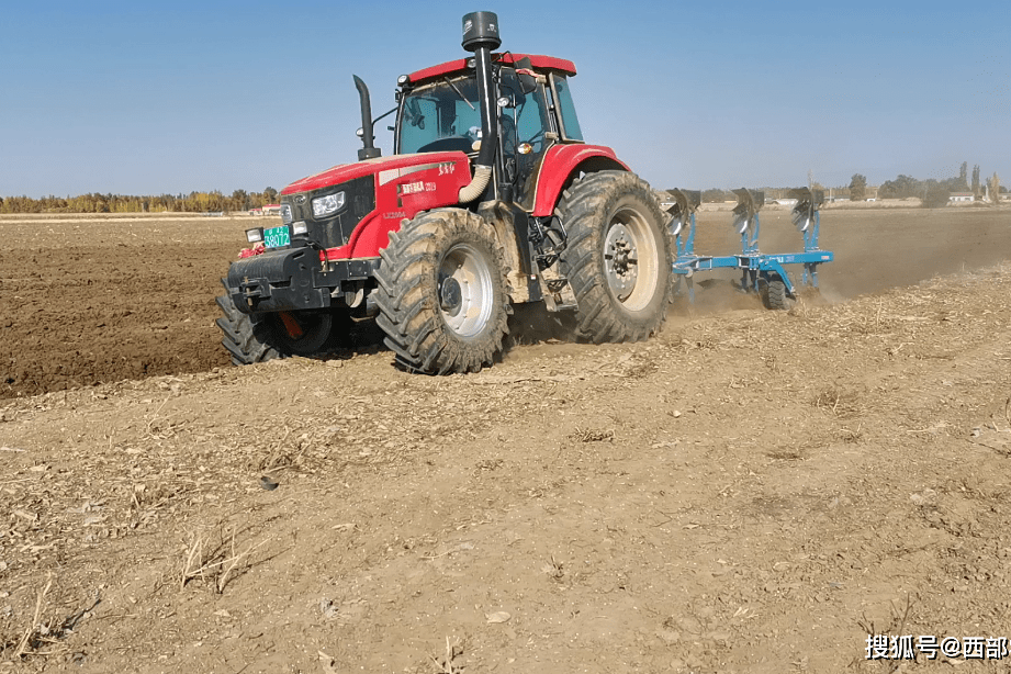 东方红2004拖拉机带中国龙丰4铧犁地作业