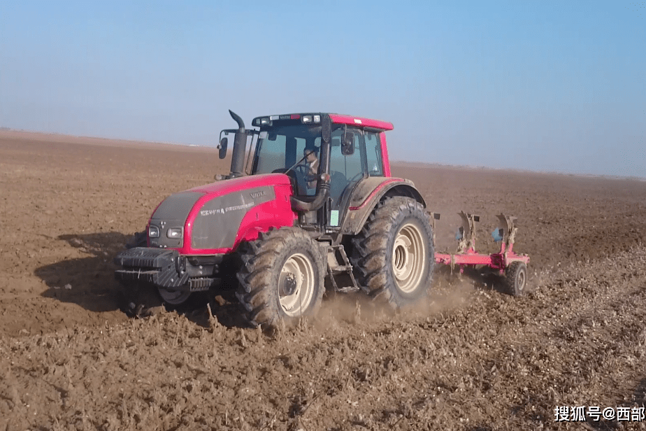 谁说女子不如男女汉子驾驶维美德拖拉机犁地