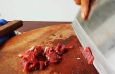 切肉时，牛羊猪切法都不一样，记住这句“谚语”，切对肉才不塞牙