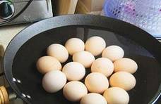 煮鸡蛋只会加盐可不行，把盐换成“它”，鸡蛋壳轻轻一剥就掉了