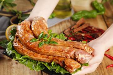 “鼠头鸭脖”涉事高校食堂意见反馈群曝光：每月