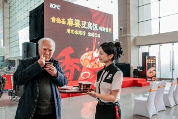 在肯德基上厕所遭偷拍 店员说这个人经常来、门