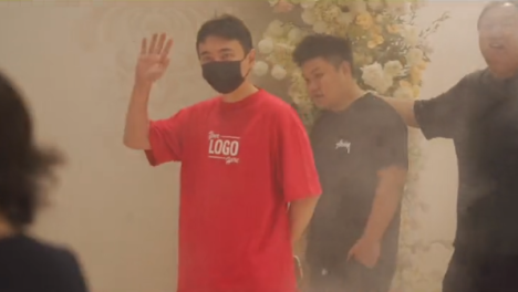 王思聪被曝签约孙一宁后，带新女伴参加婚礼，又去夜店狂欢