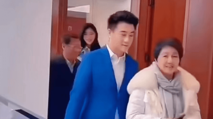 奚梦瑶与梁安琪现身儿子何猷君公司，谁的演技高？