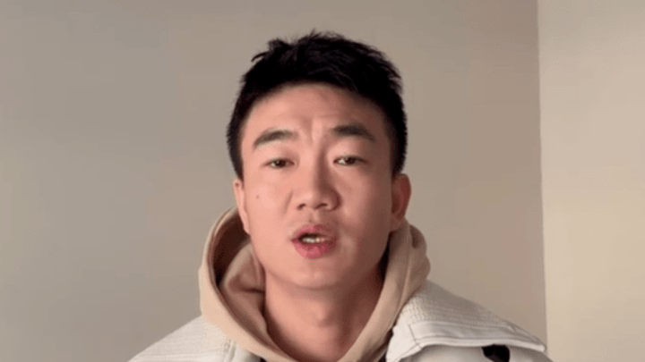 前国脚直播中被曝赌球，本人回应，你觉得谁的责任更大？