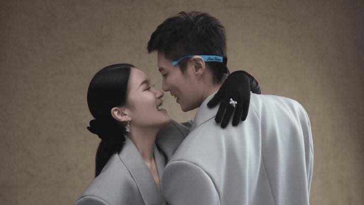 赵本山女儿领证现场曝光，两人甜蜜亲吻，你羡慕吗？