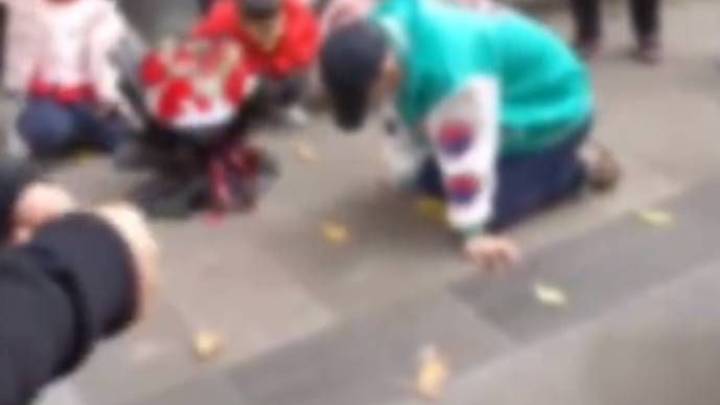 男子求复合在女生公司外冒雨跪一夜，你怎么看？