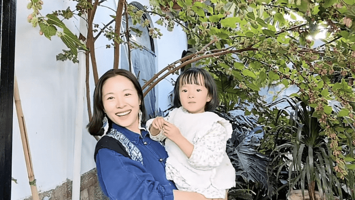 江一燕定居农村，携婆婆女儿在院子摘桑葚，你怎么看？