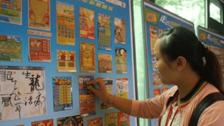 年轻人涌向彩票站，你买过彩票吗？